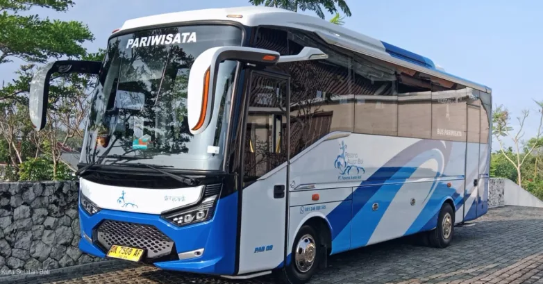 Bus pariwisata PAB Trans nomor lambung PAB 09 dengan bodi putih biru, tampak tiga per empat depan